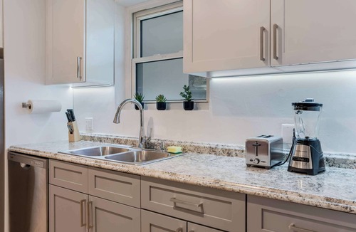 The Roads House | Casa de Jai- your Green Space near Brickell