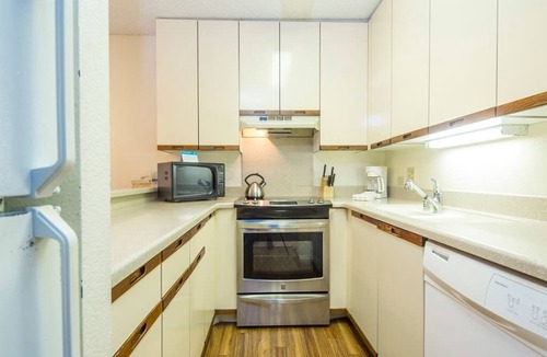 Kihei Condo | Casual w/Homey Touches! Kitchen Ease, WiFi, AC, Lanai to Lawn–Kamaole Sands 9101