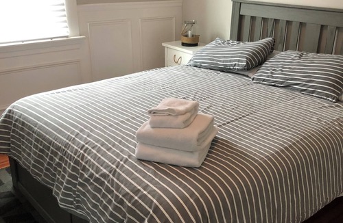 Newport Apartment | Charming 1-bedroom studio with AC in beautiful Newport, Walk to Downtown!