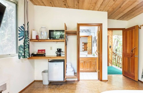 Volcano Cabin | Charming 2-bedroom lodge in beautiful Volcano with Hot Tub