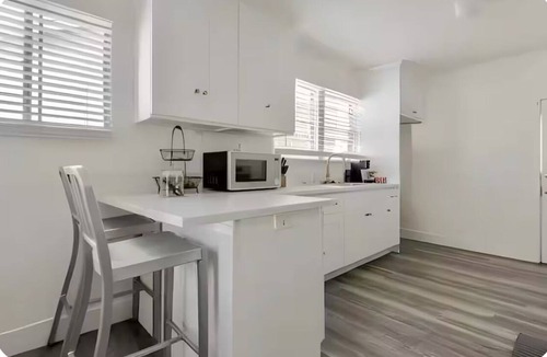 Los Angeles House | Charming 2-bedroom house in beautiful Los Angeles with AC