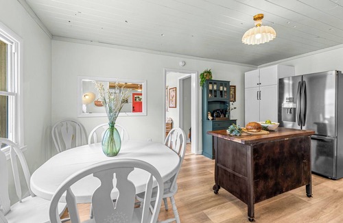 Middletown Cottage | Charming 3BR Cottage + Sleeps 8 + 1.5 Mi to MDT