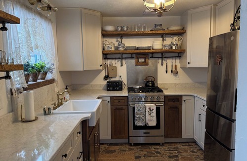 Caroline Cottage | Charming Cottage Escape! - Pets Welcome! - Thistle Bach