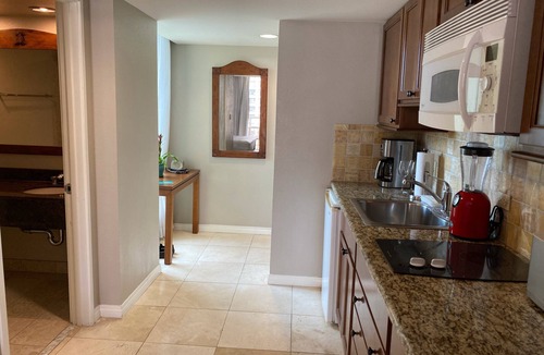 Waikiki Apartment | Charming Waikiki Studio With Partial Ocean View in Boutique Hotel