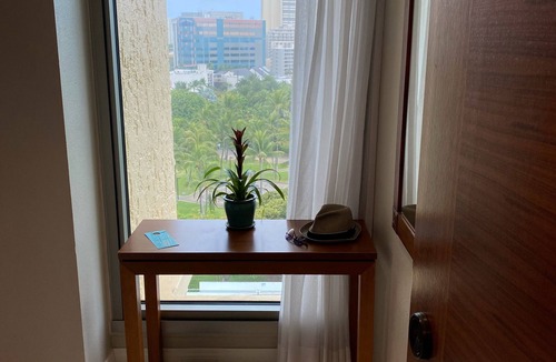 Waikiki Apartment | Charming Waikiki Studio With Partial Ocean View in Boutique Hotel