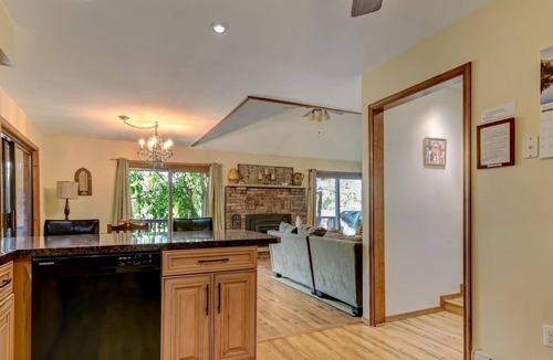 Tobyhanna House | Charming waterfront 3-bedroom house in lovely Tobyhanna with WiFi