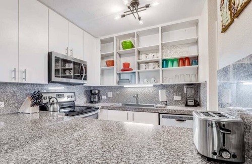 Kihei Condo | Cheery Rental w/Lanai to Lawn, Kitchen, Flat Screen, WiFi–Kamaole Sands 5115