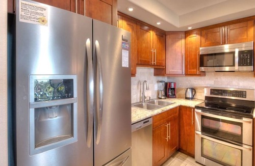 Kihei Condo | Chic Upgrades+Great View! Modern Kitchen, WiFi, Washer/Dryer–Kamaole Sands 5302