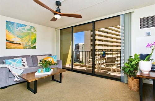Waikiki Condo | Clean one bedroom With AC, Full Kitchen, Free WiFi, one block to Beach!