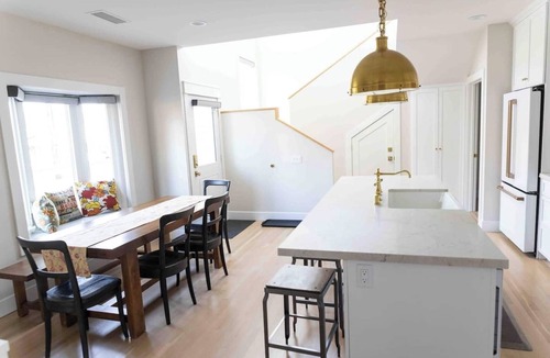 Townsite House | Close to the train, the beach and all the amazing downtown restaurants!