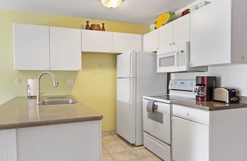 Kihei Condo | Comfortable Ground Floor Condo - Steps to Pool & BBQ area - Sleeps 4!