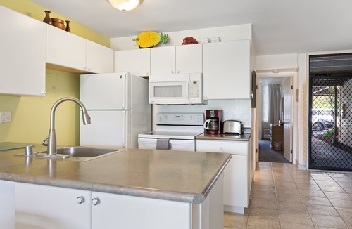Kihei Condo | Comfortable Ground Floor Condo - Steps to Pool & BBQ area - Sleeps 4!