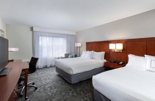 North Myrtle Beach Hotel | Comfortable Pool Retreat Near Alligator Adventure & House of Blues | 4 Rooms