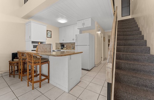 Kihei Condo | Comfortable, Top Floor Condo within Walking Distance to Beach, Shops, and Restau