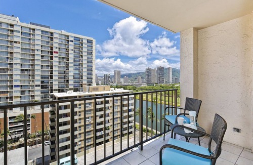 Waikiki Condo | Comfy Studio with AC, FREE Parking & Wi-Fi, Pool & BBQ Area! Close to Beach!