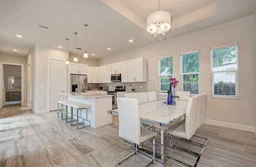 Gillespie Park House | Contemporary, Downtown location, Pool, Spa & Sauna, very close to Beaches