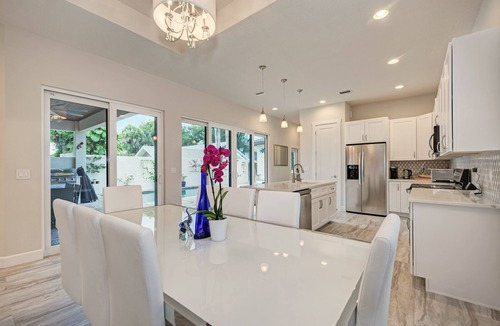Gillespie Park House | Contemporary, Downtown location, Pool, Spa & Sauna, very close to Beaches