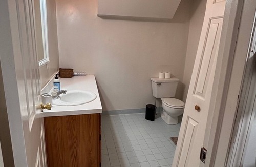 Southwark Apartment | Cozy 1-bedroom apartment in pleasant Philadelphia with AC
