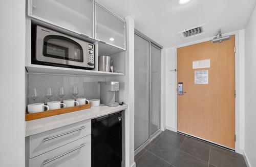 Ala Moana Apartment | Cozy 1-bedroom apartment in peaceful Honolulu with AC and gym