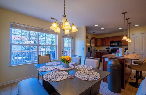 Pigeon Forge Cottage | COZY 2 Bedroom Cottage with Garage - Seasonal Pool - Jacuzzi Tub - Pigeon Forge