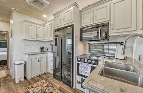 Pine Grove Apartment | Cozy 2-Guest RV on Nature Farm