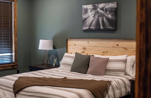 Bowie County Cabin | Cozy 4 bedroom Lodge close to I-30 and local wedding venues
