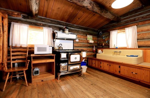Clark Cabin | Cozy Cabin Rental with Vintage Claw Tub near Steamboat Springs, Colorado