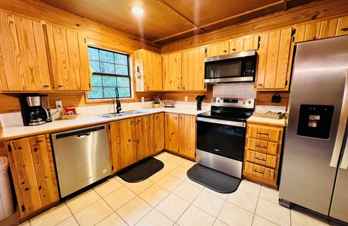 Murfreesboro Cabin | Cozy cabin w/private pond & firepit. 3 miles to lake & 12 to Crater of Diamonds