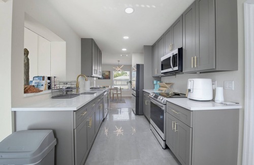 Sarasota Springs House | Cozy Modern Retreat Minutes To Siesta Key, Downtown & Gulf Beaches