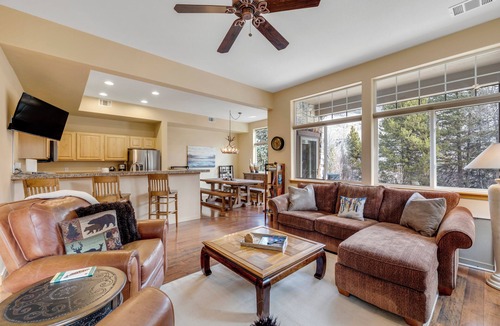 Silverthorne House | Cozy Riverfront Retreat w/Private Hot Tub and Ski Access