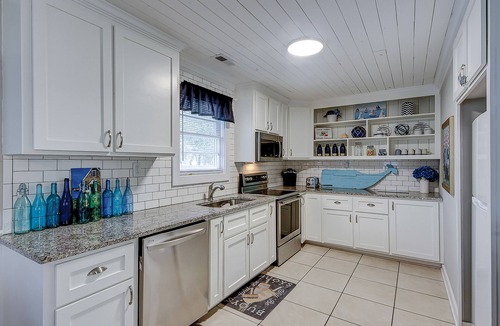 Yaupon Beach House | Cozy stay close to everything with backyard, bikes, grill, & washer/dryer
