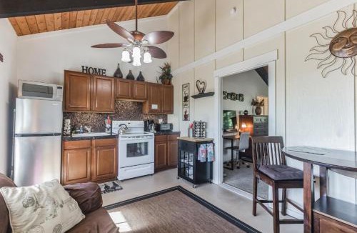 Kalaoa House | Cozy Sunset Views with Lanai - Close to Beach home