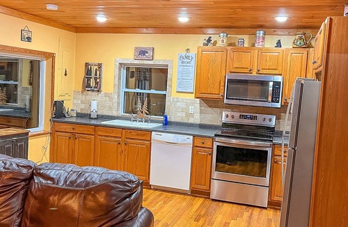 Todd Cabin | Creekfront Cabin w/Hot Tub & Game Room – Near Boone & West Jefferson
