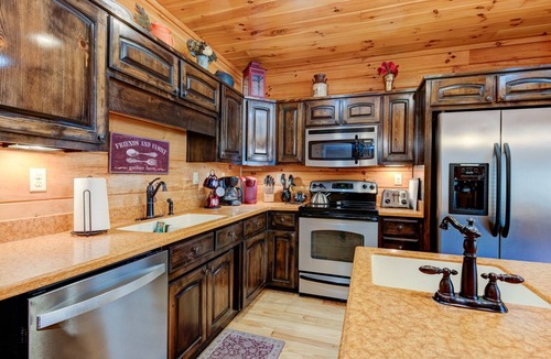 Black Mountain Cabin | CREEKSIDE LOG HOME: NEXT TO CREEK/CLOSE TO TOWN/HOT TUB/TRAILS/PETS OK