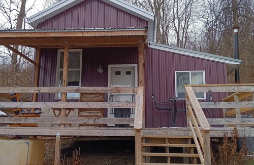 Selinsgrove Cabin | Cute 1-bedroom off grid cabin in Winfield for a cozy getaway