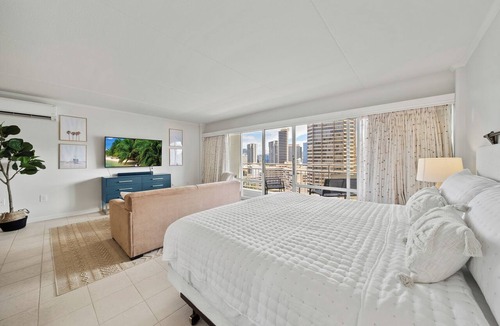 Waikiki Condo | Delightful City View 1 BDRM Condo, Queen Bed w/Kitchen & AC at the Ilikai