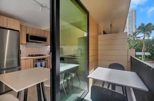 Waikiki Hotel | Designer Studio Full Kitchen Steps to Beach