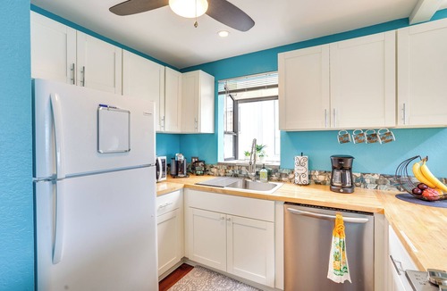 Historic Kailua Village Condo | Downtown Kailua-Kona Condo w/Pool & Views