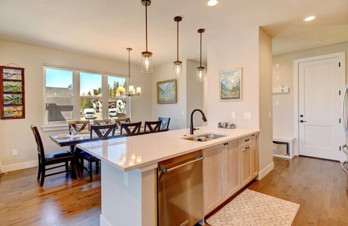 Rendezvous House | Downtown WP Chalet 95 I Private Hot Tub I Great Views I Bunk Room I Discounted Attractions