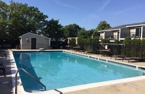 Country Club Estates House | "Dune Blossom" Townhouse w/pool - 3 blocks to beach - linens/pillows included