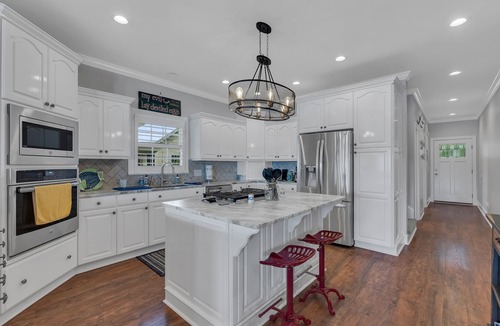 Jasper House | "Eagle's Landing" - 70" 4K HD TV w/surround sound, perfect for a family movie night!