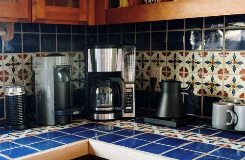 Taos House | Epic Adobe 360° Mountain Views, Hot Tub, 15min to Ski Valley