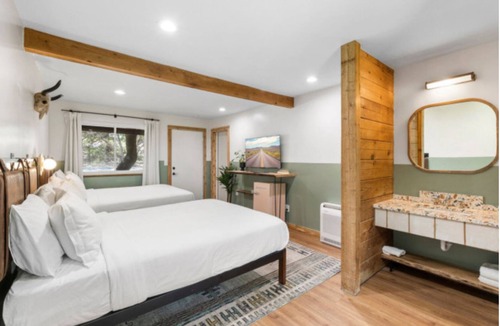 Wimberley Hotel | Epic Double Queen Room - Hilltop Boutique Hotel
