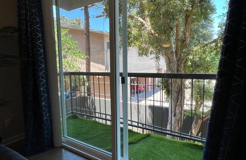 Little Armenia House | Exceptional 2-bedroom with WiFi, 3 beds, and AC in the heart of Hollywood