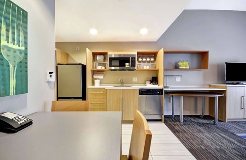 Saint Simons Island Hotel | Experience Bliss at Our St. Simons Resort: Kitchenette & Pool!