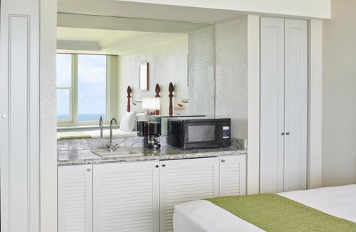 Kahului Hotel | Explore Maui from our Cozy Oceanfront Room | Pets Are Allowed