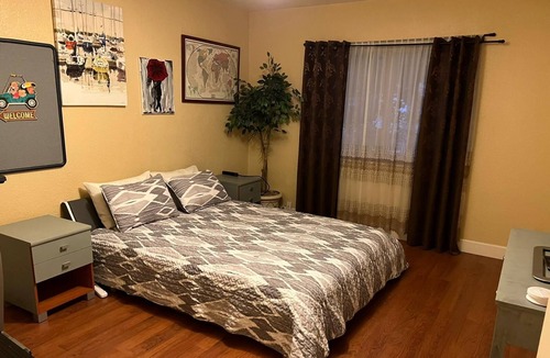 Jewell Heights - Hoffman Heights House | Family house with big backyard, very close to hospitals , light rail restaurants