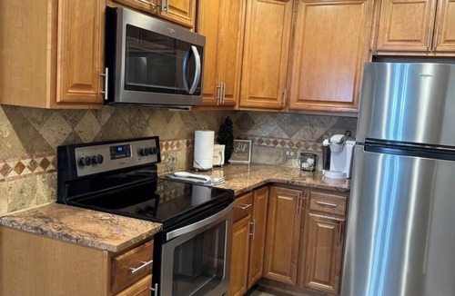 Jewell Heights - Hoffman Heights House | Family Retreat Near Airport & Hospitals Private Yard, Fire Pit & Playground.