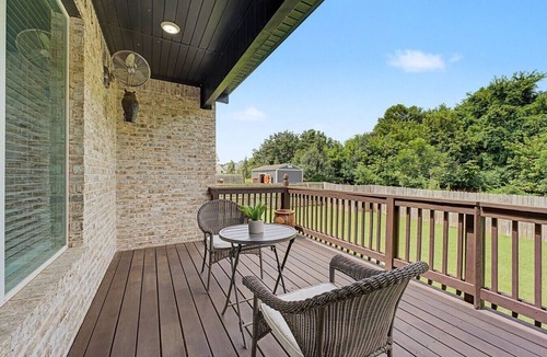 Fayetteville House | Fayetteville Retreat w Deck & Shared Pool