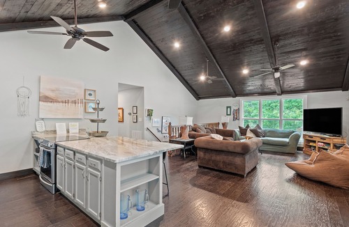 Arley House | Flat Rock Cabin - AMAZING main channel views!